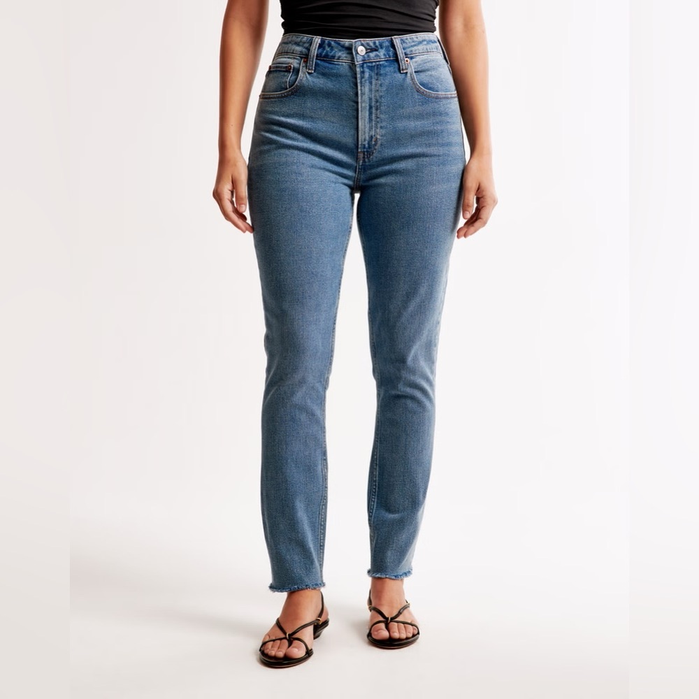 NWT Abercrombie & Fitch The Skinny High Rise in Medium Destroy Wash